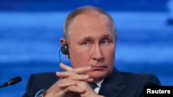 Presiden Rusia Vladimir Putin menghadiri pertemuan dalam Forum Ekonomi Wilayah Timur (EEF) di Vladivostok, Rusia, pada 7 September 2022. (Foto: TASS Host Photo Agency/Handout via Reuters/Sergey Bobylev)