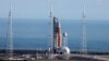 Roket bulan NASA generasi berikutnya, roket Space Launch System (SLS) dengan kapsul kru Orion, siap untuk diluncurkan di landasan 39-B, untuk misi tak berawak Artemis 1 ke Bulan, di Cape Canaveral, Florida, AS, 15 November 2022. (REUTERS/Joe Skipper)