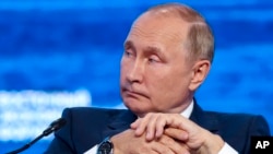 Президент Росії Володимир Путін бере участь у пленарному засіданні на Східному економічному форумі у Владивостоці, Росія, середа, 7 вересня 2022 р. (Сергій Бобильов/Інформаційне агентство ТАСС, фотографія Host Pool через AP)
