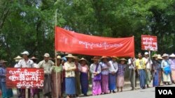 လက်ပံတောင်းတောင်ဒေသခံပြည်သူများ ဆန္ဒဖော်ထုတ်နေစဉ်