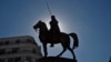 L'émir Abdelkader (ici une statue à Alger) fut un héros de la résistance à la colonisation française dès 1832 et le fondateur des prémices d'un État algérien.