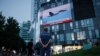 Seorang pria menonton siaran berita CCTV yang menunjukkan jet tempur di dekat Taiwan oleh Komando Teater Timur Tentara Pembebasan Rakyat China (PLA), di sebuah pusat perbelanjaan di Beijing, China, 3 Agustus 2022. (Foto: REUTERS/Thomas Petrus)