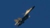 Sebuah jet tempur militer J-11 China terbang di atas Selat Taiwan dekat Pingtan, daratan terdekat China ke pulau Taiwan, di Provinsi Fujian China tenggara pada 5 Agustus 2022. (Foto: AP)