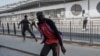 Les tentatives de manifestations depuis l'annonce du report de l'élection présidentielle ont été réprimées et des dizaines de personnes interpellées, comme ce vendredi dans le centre de Dakar.