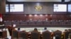 Suasana sidang pembacaan putusan dugaan pelanggaran etik hakim Mahkamah Konstitusi pada Selasa (7/11) di Jakarta. (VOA/Indra Yoga) 