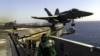 Un avión de combate F-18 de la Marina de EEUU es catapultado desde la proa del portaaviones USS Carl Vinson, de patrulla en el Golfo Arábigo, el 18 de octubre de 2001. Estas aeronaves fueron las usadas para atacar los drones al oeste de Yemen el 31 de enero de 2024.