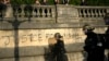 FILE - Polisi berpatroli melewati grafiti bertuliskan "Keadilan untuk Nahel" saat aksi protes para pemuda di alun-alun Concorde, Paris, Prancis, Jumat, 30 Juni 2023. (AP/Lewis Joly, File)