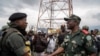 Mokambi molandi ya mampinga ma EAC (EACRF) Général de brigade Emmanuel (D) na molobeli ya batomboki ba M23 (G) major Willy Ngoma bapesani mbote na Kibumba, pene na Goma, Nord-Kivu, 23 sanza ya zomi na mibale 2022.