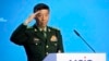 Menteri Pertahanan China Li Shangfu memberi hormat sebelum menyampaikan pidatonya di Moskow, Rusia, 15 Agustus 2023. (Foto: AP)