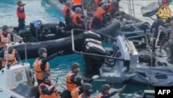 菲律宾武装部队2024年6月17日发布的视频截图照片显示,中国海岸警卫队成员在南中国海第二托马斯浅滩(中国称为仁爱礁)附近冲撞菲律宾海岸警卫队船只并发生暴力冲突。