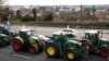 Los agricultores están estacionados en la autopista A6 mientras los agricultores protestan por las presiones de precios, los impuestos y la regulación verde, cerca de Chilly-Mazarin, cerca de París, Francia, el 31 de enero de 2024. REUTERS/Sarah Meyssonnier