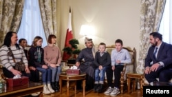Duta Besar Qatar untuk Rusia, Sheikh Ahmed bin Nasser al-Thani dan Alexei Ghazaryan dari Kantor Komisaris Hak Anak Rusia, bertemu dengan anak-anak Ukraina dan anggota keluarga mereka di kedutaan Qatar di Moskow, 5 Desember 2023.