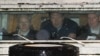FILE: Pendiri WikiLeaks Julian Assange (kiri) diusir dari Pengadilan Tinggi, di London 16 Desember 2010. (REUTERS/Stefan Wermuth)