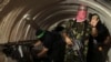 Seorang anggota Brigade Izz el-Deen al-Qassam, sayap bersenjata gerakan Hamas, memberi isyarat di dalam terowongan bawah tanah di Gaza 18 Agustus 2014. (Foto: Reuters)