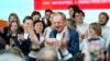 Mantan Perdana Menteri Polandia, Donald Tusk, berpidato di depan pendukungnya di markas besar partainya di Warsawa, Polandia, 15 Oktober 2023. (AP/Petr David Josek)