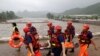 中国救援人员在北京门头沟区救助遭洪水泛滥袭击的民众。（2023年8月1日）
