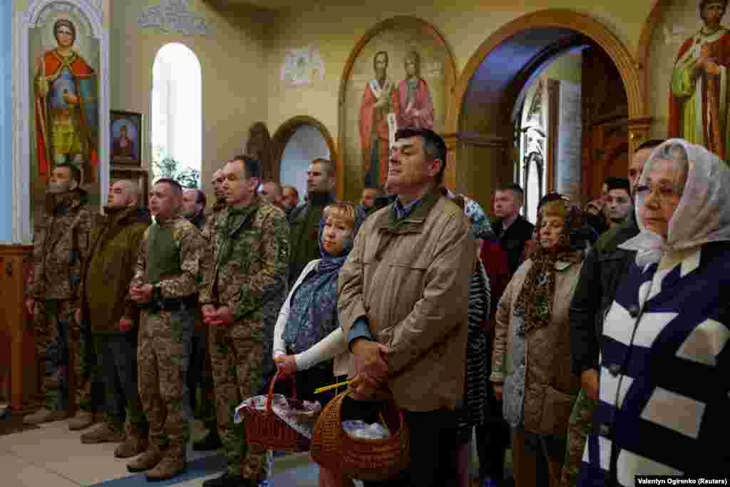 La gente asiste a un servicio de Pascua ortodoxa en la ciudad de Kostiantynivka, en medio del ataque de Rusia a Ucrania, cerca de una línea de frente en la región de Donetsk, Ucrania, el 5 de mayo de 2024. REUTERS/Valentyn Ogirenko