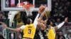 Giannis Antetokounmpo (34) de Milwaukee tente un tir contre devant Anthony Davis (3) des Los Angeles Lakeres, USA, le 26 mars 2024.