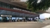 Des passagers arrivent à l'aéroport international Diori Hamani de Niamey, le 22 septembre 2023. (Photo AFP)