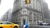 Alwyn Court, gedung apartemen 12 lantai di tengah kota New York, di tengah hujan salju, 9 Maret 2022. (TIMOTHY A.CLARY/AFP)