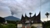 Gunung Marapi memuntahkan abu vulkanik terlihat dari Panyalaian di Tanah Datar, provinsi Sumatera Barat, Indonesia, 6 Desember 2023. (Antara Foto/Iggoy el Fitra via REUTERS) 