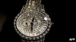Une montre "œil de chat" de l'horloger suisse Girard-Perregaux avec 646 diamants est exposé chez le joaillier et horloger britannique Graff lors de la journée médiatique de la 42e édition du salon horloger Baselworld le 26 mars 2014 à Bâle. (Photo FABRICE COFFRINI / AFP)