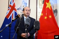 Duta Besar China untuk Australia Xiao Qian berbicara di Kedutaan Besar China di Canberra, Kamis, 18 Mei 2023. (Lukas CochAAP via AP)