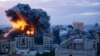 Api dan asap membubung pasca serangan udara Israel, di Kota Gaza, Sabtu, 7 Oktober 2023. (Foto: AP)