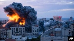 Api dan asap membubung pasca serangan udara Israel, di Kota Gaza, Sabtu, 7 Oktober 2023. (Foto: AP)