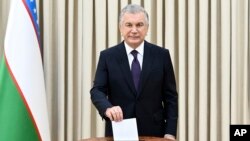 Президент Узбекистана Шавкат Мирзиеев отдает свой голос на избирательном участке во время референдума в Ташкенте, Узбекистан, 30 апреля 2023 года.