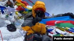 Elmira Aslanova Everest zirvəsində (Foto Aslanovanın facebook səhifəsindəndir)