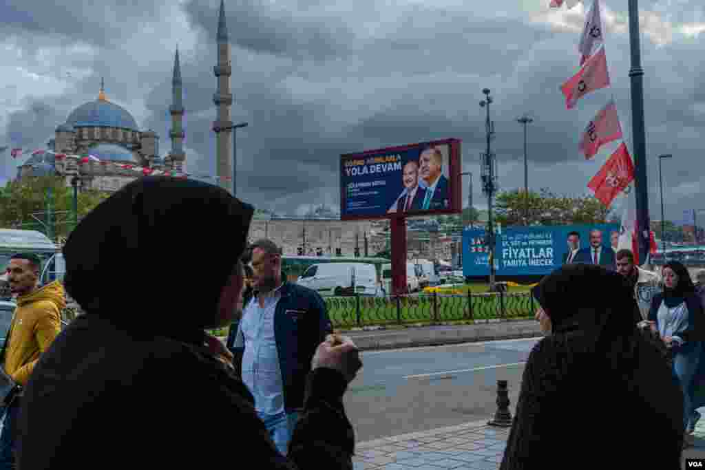 Traditionally secular since it emerged after the collapse of the Ottoman Empire, Turkey has become more religious during President Recep Tayyip Erdogan's years in power. Istanbul, on May 9, 2023. (Yan Boechat/VOA) 