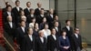 Perdana Menteri Jepang Fumio Kishida, tengah, baris bawah, berpose bersama anggota kabinet barunya di Tokyo, 13 September 2023, usai perombakan kabinet. (Foto: melalui AP)