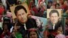 পাকিস্তানের প্রাক্তন প্রধানমন্ত্রী ইমরান খানের সমর্থকরা করাচিতে ইমরান খানের প্রতিকৃতি প্রদর্শন করা প্ল্যাকার্ড বহন করছে। গত এপ্রিলে সংসদে অনাস্থা ভোটে ইমরান খানকে তাঁর পদ থেকে অপসারণের পর পাকিস্তানের রাজনৈতিক এবং বিচারিক সংকট শুরু হয়। ১৯ এপ্রিল, ২০২৩। ফাইল ছবি। 