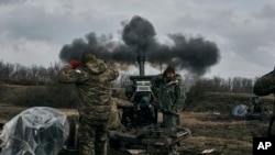 ယူကရိန်းနိုင်ငံ Donetsk ဒေသရှိ Bakhmutမြို့အနီး ရှေ့တန်းတနေရာမှာ ဟောက်ဝတ်ဇာအမြောက်ပစ်ခတ်နေတဲ့ ယူကရိန်းစစ်သားများ (မတ် ၇၊ ၂၀၂၃)