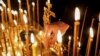 Una persona coloca una vela durante un servicio de Pascua ortodoxa en la Iglesia de Todos los Santos de Chernihiv, en medio del ataque de Rusia a Ucrania, en Chernihiv, Ucrania, el 4 de mayo de 2024. REUTERS/Maksym Muzychenko-Kishka