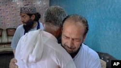 গ্রীক উপকূলে নৌকাডুবির পর নিখোঁজ রাজা সাজিদের বাবা রাজা ইউসাফকে সান্ত্বনা দিচ্ছেন পরিজনরা। পাকিস্তান-শাসিত কাশ্মীরের কোটলি জেলার বিন্দিয়ান গ্রামে। ১৮ জুন, ২০২৩। 