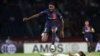 Korbin Albert est taclé par Perle Morroni lors du match entre le PSG Et Lyon au Parc des Princes à Paris, le 1er octobre 2023.