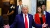 Mantan Presiden AS Donald Trump berada di gedung pengadilan Manhattan untuk menghadiri sidang atas kasus penipuan yang dituduhkan terhadap dirinya di New York, pada 3 Oktober 2023. (Foto: Reuters/Eduardo Munoz)