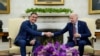 Президент США Джо Байден (справа) и премьер-министр Испании Педро Санчес в Овальном кабинете Белого дома, Вашингтон, 12 мая 2023 г. 