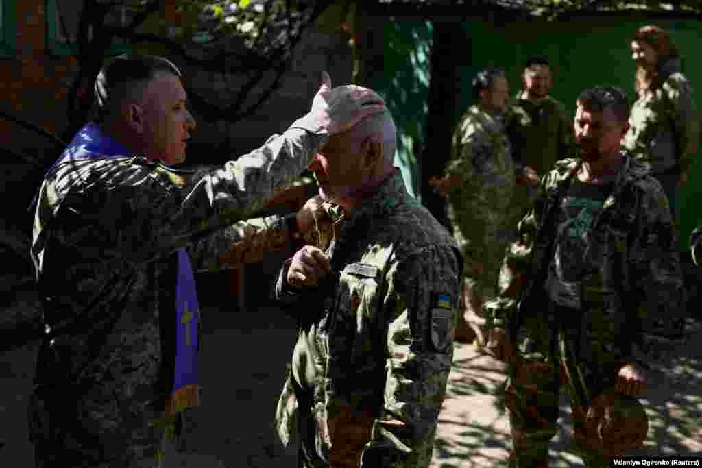 El capellán militar Yevhen Savchenko bendijo a los miembros de una Brigada Mecanizada separada en la región de Donetsk, Ucrania, el 5 de mayo de 2024.