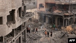 Warga Palestina memeriksa kerusakan akibat serangan udara Israel di kamp pengungsi Shati Kota Gaza pada 9 Oktober 2023. (Foto: AFP)