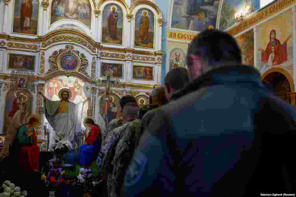 Los militares ucranianos asistieron a un servicio de Pascua ortodoxa en la ciudad de Kostiantynivka, Ucrania, el 5 de mayo de 2024.