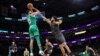 Jayson Tatum (0) de Boston tire le ballon devant Justin Champagnie (9) de Washington, USA, le 17 mars 2024. 