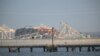 Des images de vidéosurveillance montrent ce qui semble être un porte-conteneurs heurtant un pilier du pont, le faisant tomber avec une grande partie de sa structure métallique.