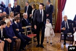 (FILE) Andrea Giambruno (tengah), pasangan Perdana Menteri baru Italia Giorgia Meloni, dan putrinya menghadiri upacara pelantikan Pemerintah Italia yang baru di Istana Quirinal di Roma, 22 Oktober 2022. (FABIO FRUSTACI / ANSA / AFP)