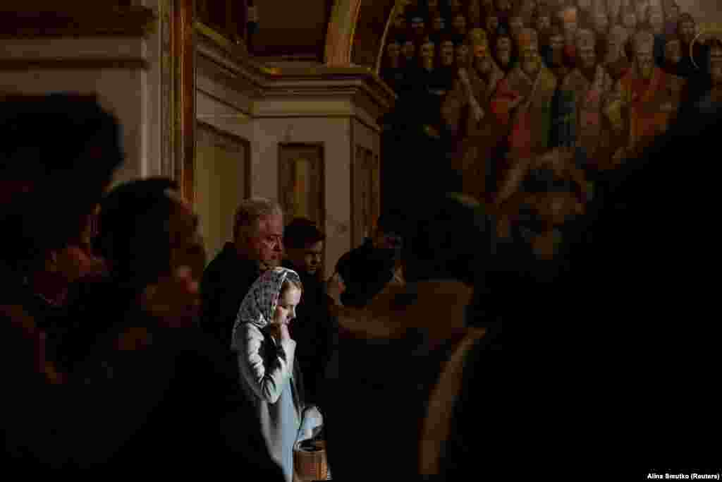 Una mujer ora con otros creyentes durante un servicio de Pascua en una iglesia en un recinto del monasterio de Kiev Pechersk Lavra, en medio del ataque de Rusia a Ucrania, en Kiev, Ucrania, el 5 de mayo de 2024. REUTERS/Alina Smutko