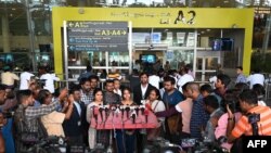 ভারতীয় নাগরিক (মাঝে) যারা সুদানে আটকা পড়েছিলেন, তারা তামিলনাড়ু রাজ্যের চেন্নাই আন্তর্জাতিক বিমানবন্দরের অভ্যন্তরীণ টার্মিনালে পৌঁছে গণমাধ্যমের সঙ্গে কথা বলছেন। ২৭ এপ্রিল ২০২৩।
