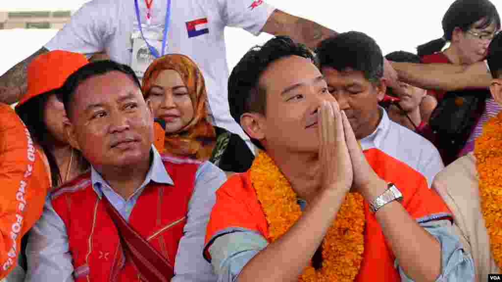 သြဂုတ်လ ၂၇ -- ကရင့်ရိုးရာလက်ချည်ပွဲကို တက်ရောက်နေတဲ့ Move Forward Party ရဲ့ ခေါင်းဆောင် Pita Limjaroenrat -- ဓါတ်ပုံ (မညိုညိုလွင် - VOA)
