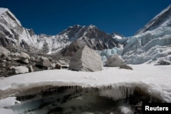 Air terbentuk di bawah gletser Khumbu di Nepal saat es mencair. (Foto: Alex Treadway/ICIMOD via REUTERS)